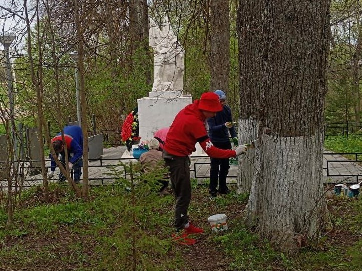 Полным ходом идет весенняя уборка территорий.